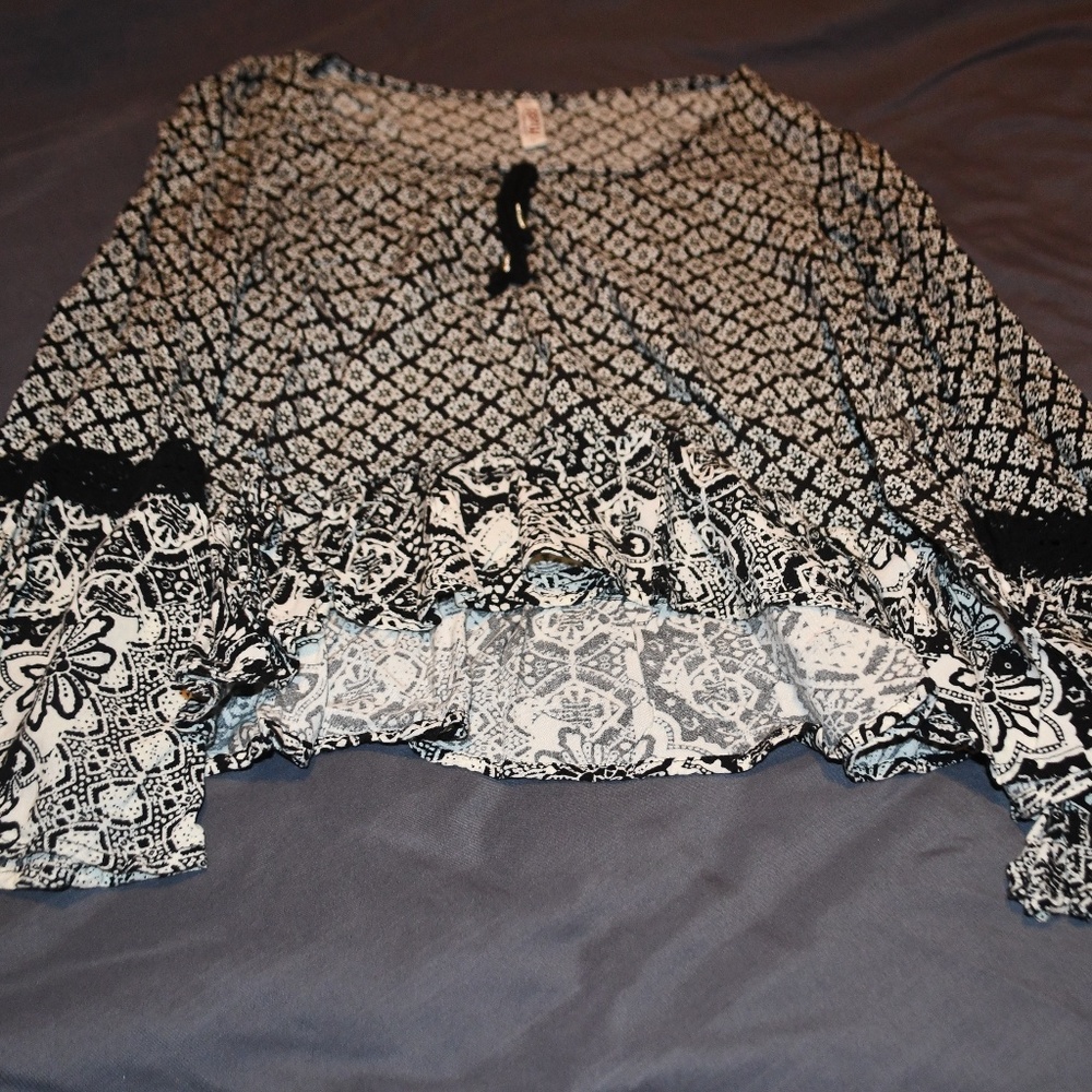 Mudd (M)ruffle black scoop neck boho crop top